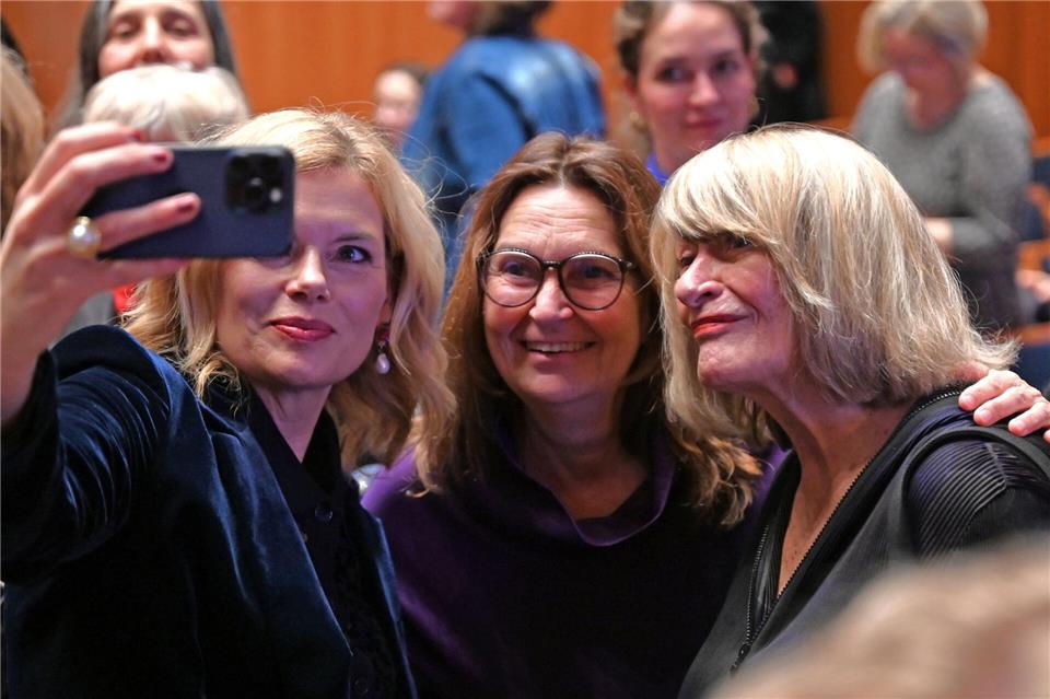 Julia Klöckner (v.l.-r., CDU), Bundestagspräsidentin, Mechthild Heil (CDU) und Frauenrechtlerin Alice Schwarzer lächeln für ein Selfie.Elisa Schu/dpa
