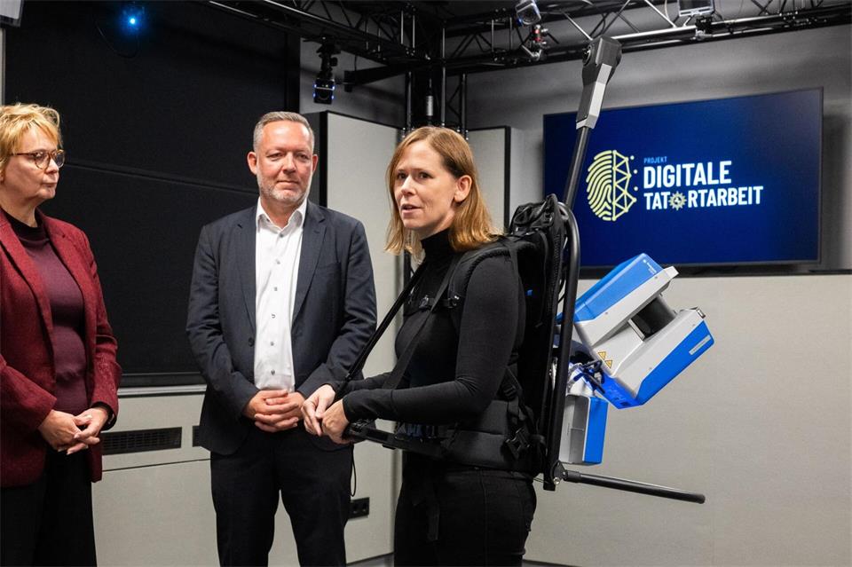 Julia Menzel (rechts), Fachkoordinatorin Photogrammetrie und Laserscanning, zeigt der Innenministerin Daniela Behrens (links) und dem LKA-Präsidenten Thorsten Massinger einen 3D-Laserscanner.Julian Stratenschulte/dpa