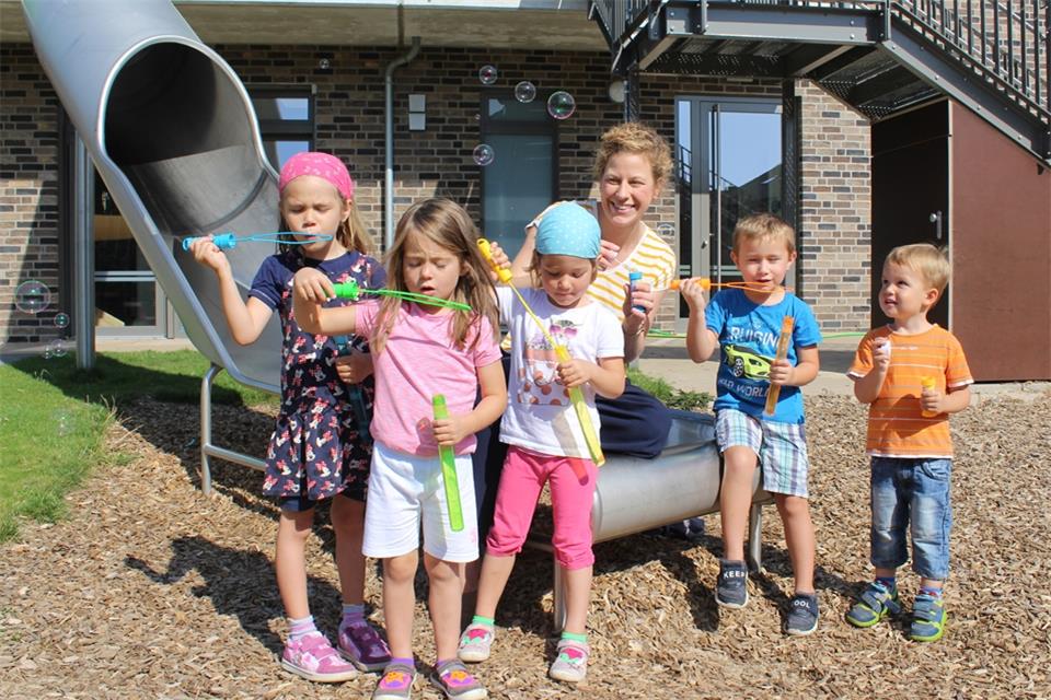 Julia Overkamp ist die neue Kita-Leiterin und macht mit den Kindern Seifenblasen.