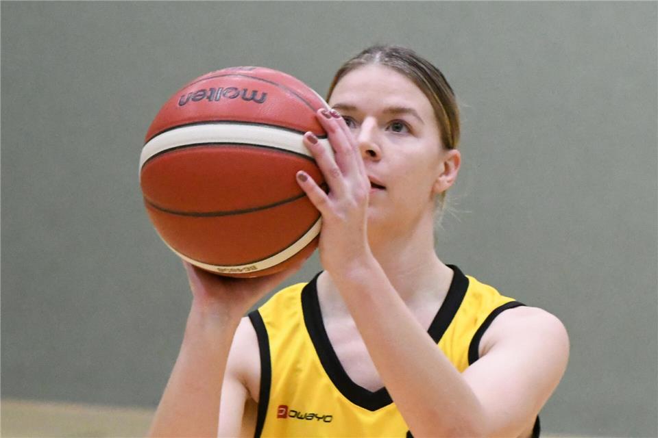 Julia Pierick nimmt Maß: Zusammen mit ihren Erler Teamkameradinnen feierte sie die Wintermeisterschaft in der Landesliga.