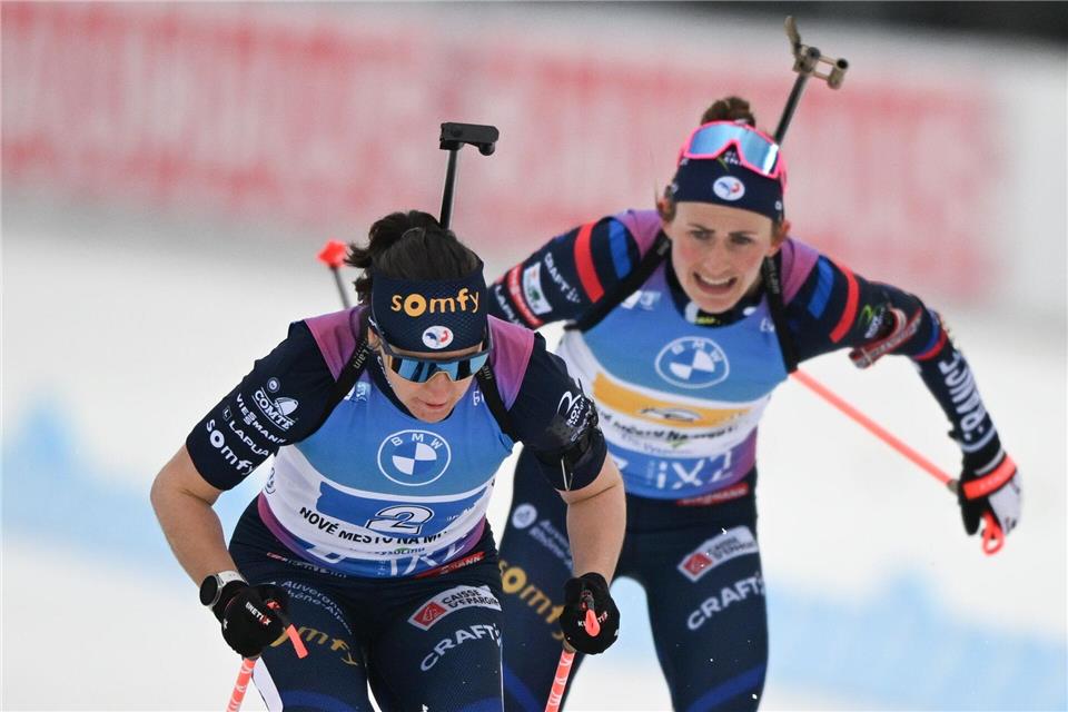 Julia Simon (l) darf nach dem Kreditkartenbetrug an ihrer Teamkollegin Justine Braisaz-Bouchet (r) bei Olympia teilnehmen. (Archivbild)Hendrik Schmidt/dpa
