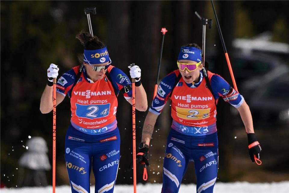Julia Simon (l) darf nach dem Kreditkartenbetrug an ihrer Teamkollegin Justine Braisaz-Bouchet (r) bei Olympia teilnehmen. (Archivbild)Martin Schutt/dpa