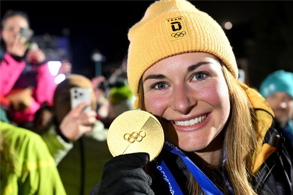 Julia Taubitz jubelt mit ihrer Goldmedaille bei den Olympischen Winterspielen Mailand Cortina 2026.Robert Michael/dpa