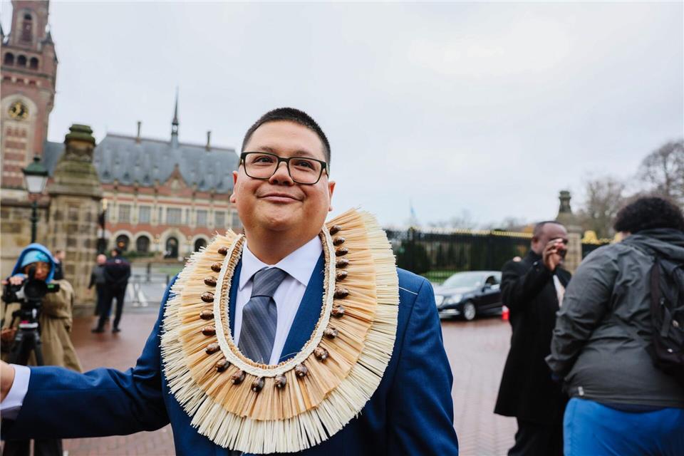 Julian Aguon, hier vor dem Sitz des Internationalen Gerichtshof in Den Haag.Camarin D. Egurrola/Right Livelihood/dpa
