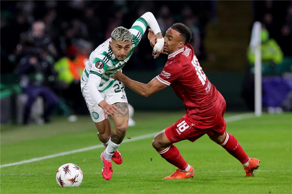 Julian Araujo (l) und Celtic gastieren am Donnerstag bei Jamie Leweling und dem VfB. (Archivbild)Steve Welsh/PA Wire/dpa