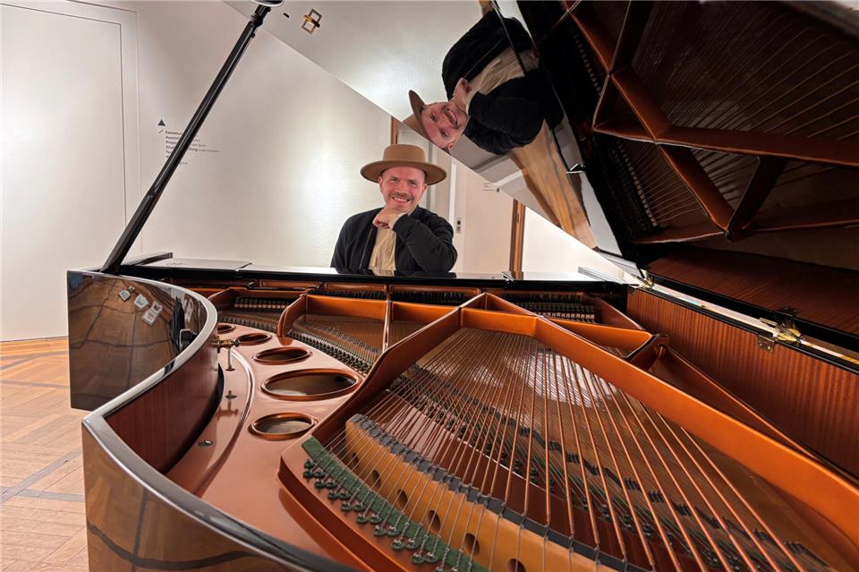 Julian Bohn am Flügel im Farb (Forum Altes Rathaus Borken). Der aus Gemen stammende Musiker hat in der Marlene-Inszenierung den Part als Pianist übernommen.