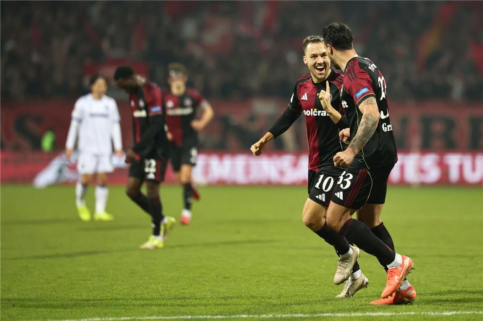 Julian Justvan (l) eröffnet den Nürnberger Torreigen.Daniel Löb/dpa