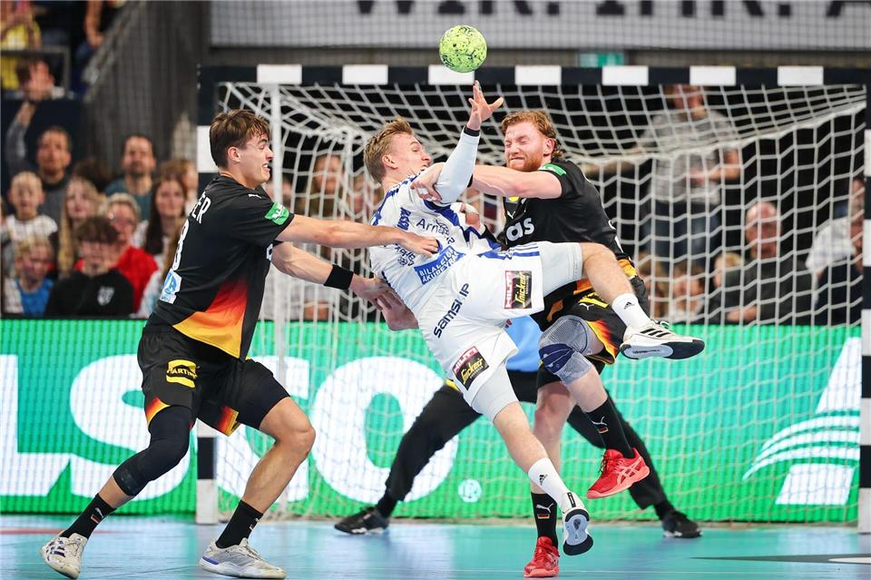 Julian Köster (l) und Tom Kiesler (r)  trugen zum erfolgreichen Auftritt gegen Island bei.Daniel Karmann/dpa