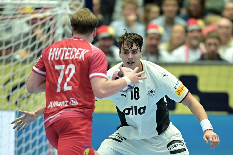 Julian Köster (r) ist ein exzellenter Abwehrspieler. (Archivbild)Sina Schuldt/dpa