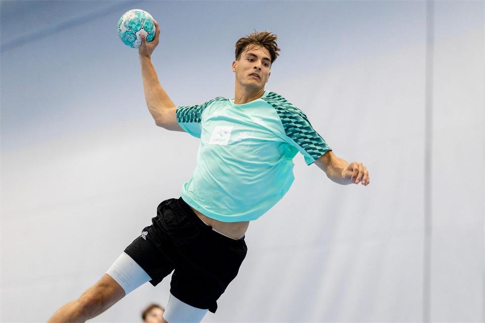 Julian Köster spielt jetzt für den deutschen Rekordmeister THW Kiel. (Archivbild)Philipp Szyza/dpa