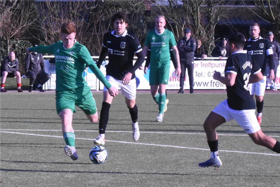 Julian Kortstegge zieht in dieser Szene aus 15 Metern ab und erzielt beim 5:1 gegen Gahlen das 2:0 für den TSV Raesfeld.