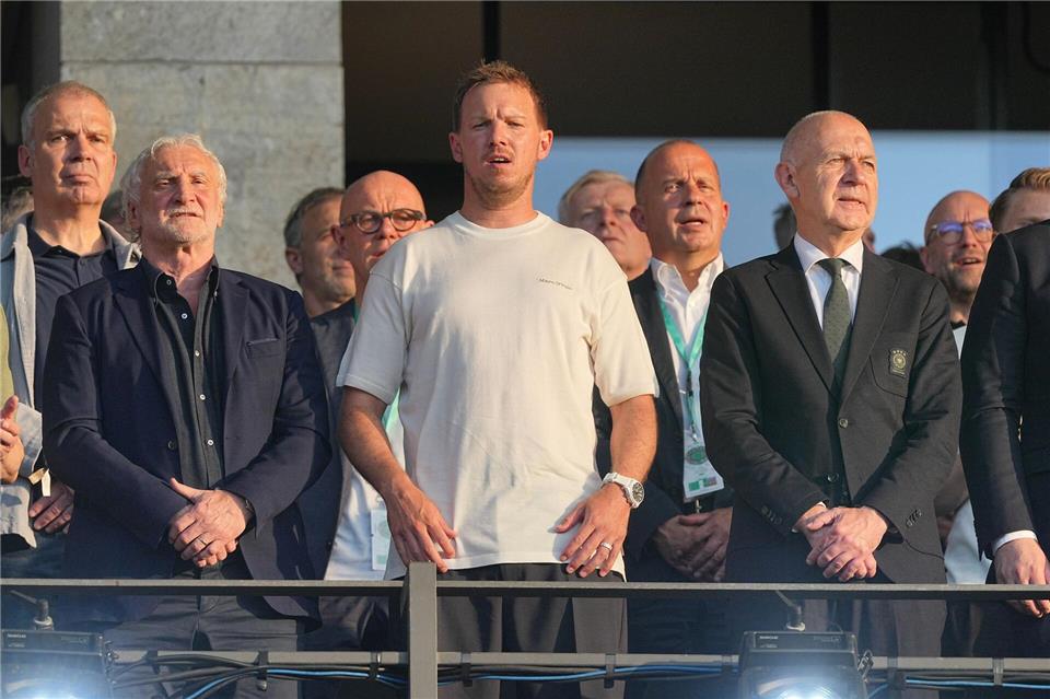 Julian Nagelsmann (M.) mit Rudi Völler (l.) und DFB-Chef Bernd Neuendorf (r.) auf der Tribüne des Olympiastadions.Michael Kappeler/dpa