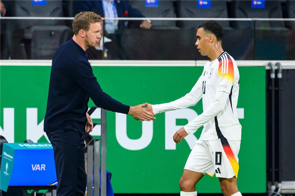 Julian Nagelsmann bedankt sich bei Jamal Musiala. (Archivbild)Tom Weller/dpa