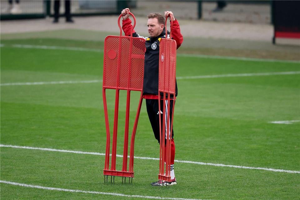 Julian Nagelsmann beobachtet das Training. Christian Charisius/dpa