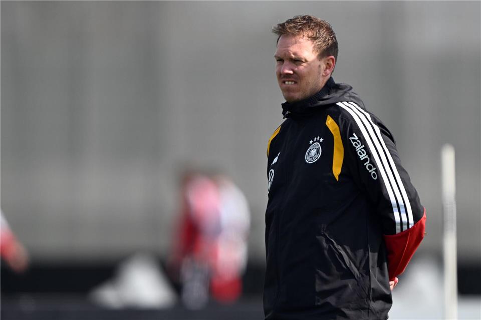 Julian Nagelsmann beobachtet das Training der Nationalmannschaft. Federico Gambarini/dpa
