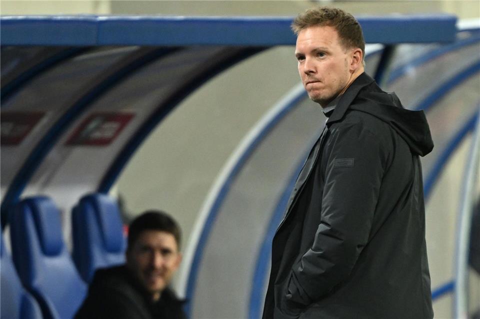 Julian Nagelsmann blickt skeptisch auf den Platz. Federico Gambarini/dpa
