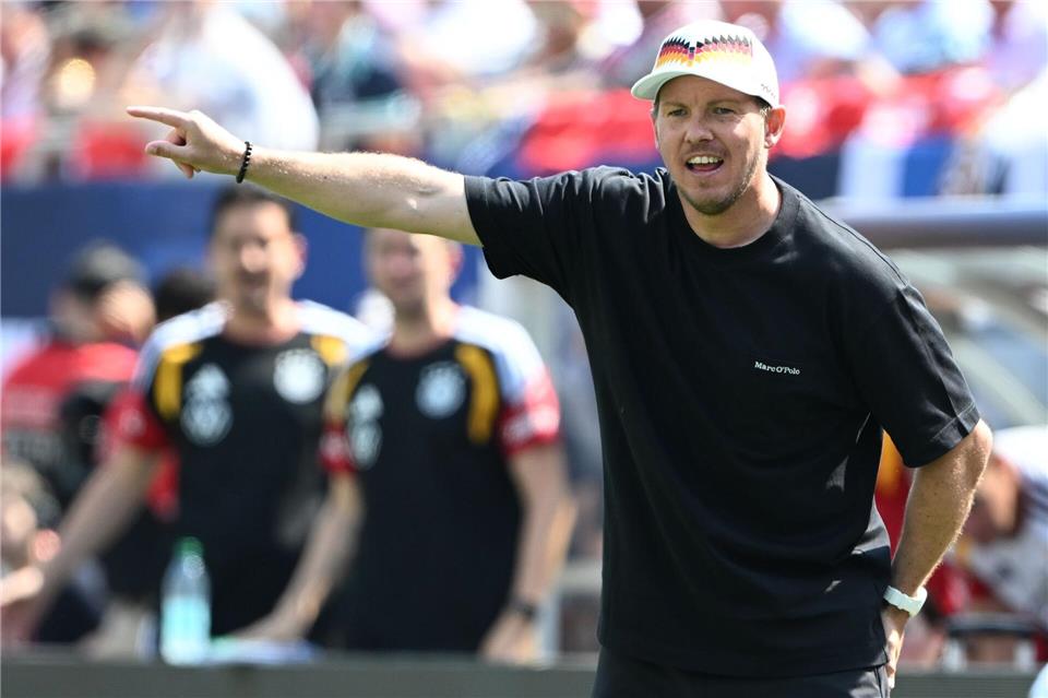 Julian Nagelsmann gibt Anweisungen bei der WM-Generalprobe der Nationalmannschaft.Federico Gambarini/dpa