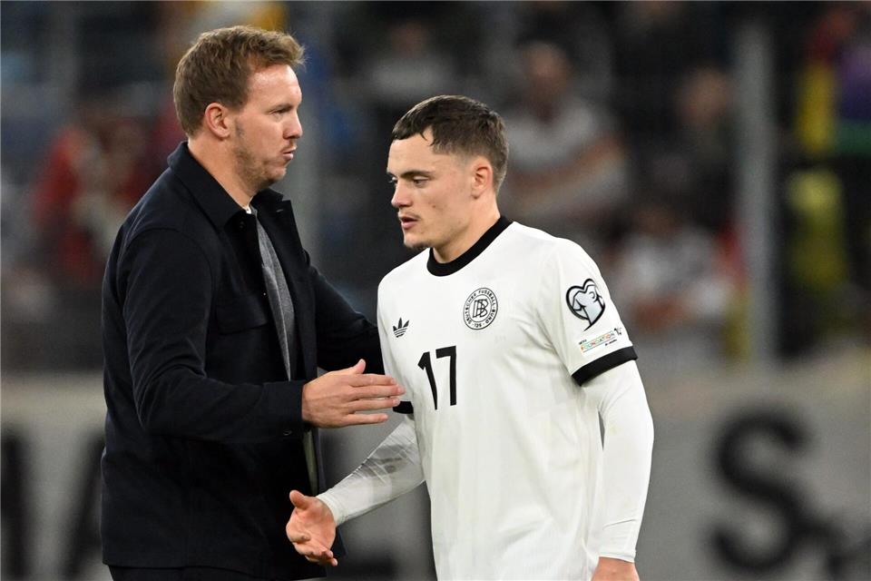 Julian Nagelsmann hält zu Florian Wirtz (r). (Archivbild) Federico Gambarini/dpa