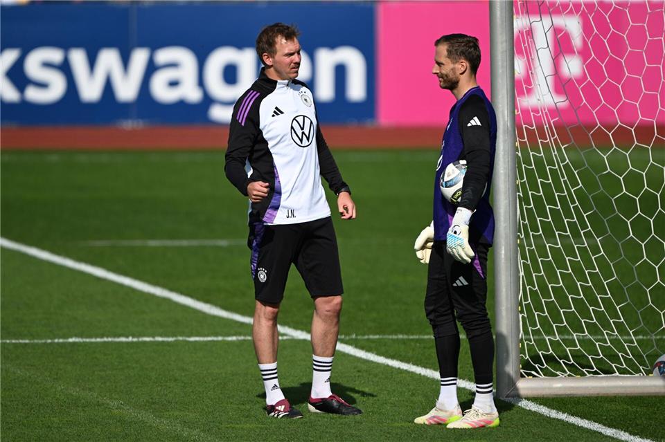 Julian Nagelsmann (l) mit Oliver Baumann. Wir der Hoffenheimer nun auch der WM-Torwart des Bundestrainers? (Archivbild)Federico Gambarini/dpa