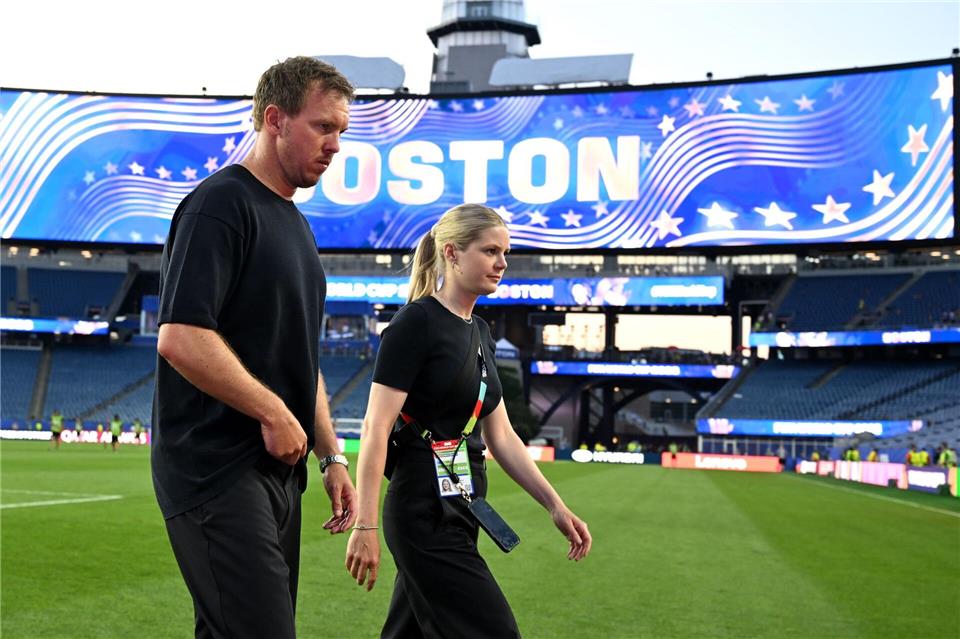 Julian Nagelsmann (l) nach dem WM-Aus im Boston Stadium. Wohin führt sein Weg?Federico Gambarini/dpa