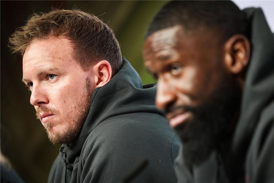 Julian Nagelsmann (l.) schätzt das Engagement von Antonio Rüdiger für die Nationalmannschaft. (Archivbild) Christian Charisius/dpa