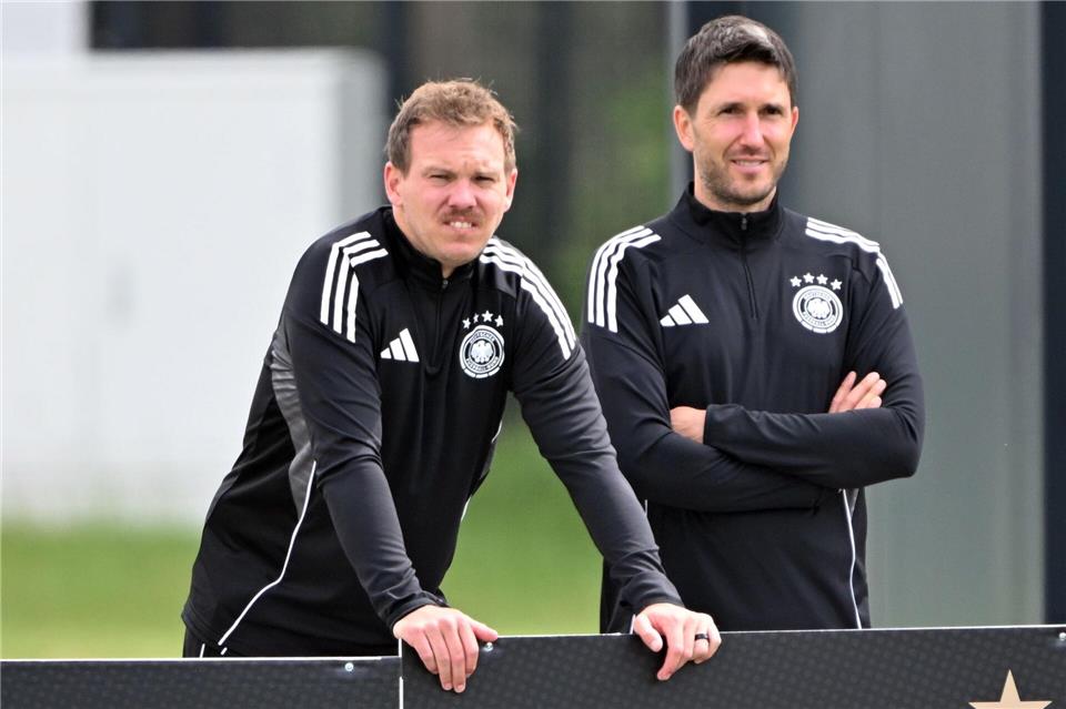 Julian Nagelsmann (l) schaut beim letzten Training nochmal genau hin. Neben ihm Assistent Benjamin Glück.Federico Gambarini/dpa