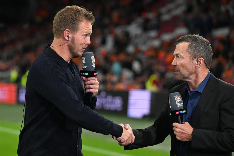 Julian Nagelsmann (l) sollte aus Sicht von Lothar Matthäus mehr Bundesliga-Spiele live im Stadion sehen. (Archivbild)Federico Gambarini/dpa