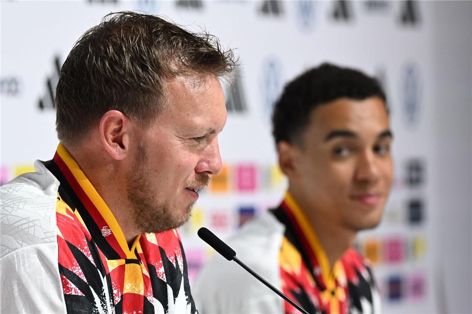 Julian Nagelsmann (l.) und Jamal Musiala (r.) sprechen bei der DFB-Pressekonferenz. Federico Gambarini/dpa