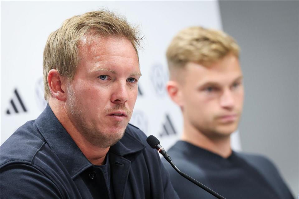 Julian Nagelsmann (l) und Joshua Kimmich bei der Pressekonferenz in Bratislava.Christian Charisius/dpa