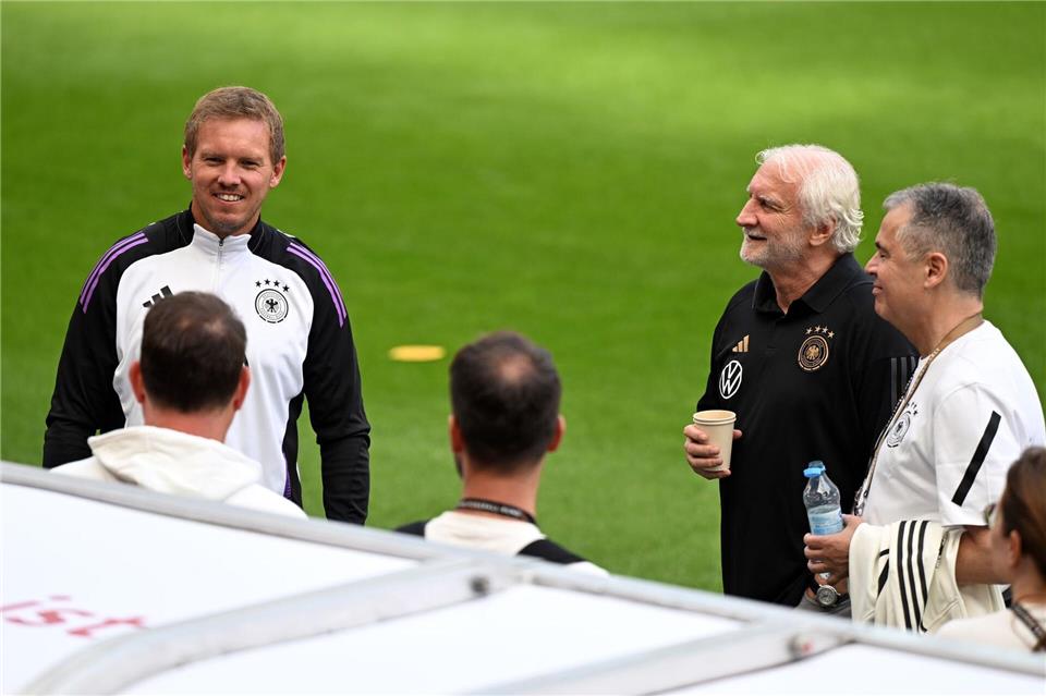 Julian Nagelsmann (l.) und Rudi Völler (2.v.r.) bekommen in Washington die WM-Gruppengegner zugelost. (Archivbild)Federico Gambarini/dpa