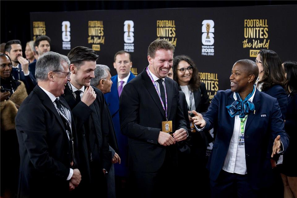 Julian Nagelsmann läuft über den Roten Teppich bei der WM-Auslosung. Koen Van Weel/ANP/dpa