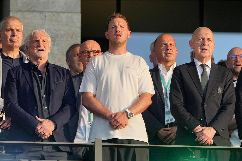 Julian Nagelsmann (m.) steht zwischen DFB-Sportdirektor Rudi Völler (l.) und Verbandschef Bernd Neuendorf (r.) auf der Tribüne des Berliner Olympiastadions. Michael Kappeler/dpa