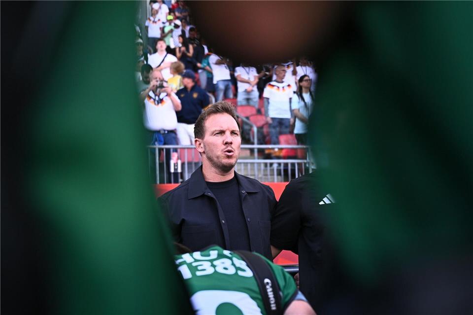 Julian Nagelsmann mag die Situation bei der Nationalhymne mit den Fotografen vor ihm nicht. Tom Weller/dpa