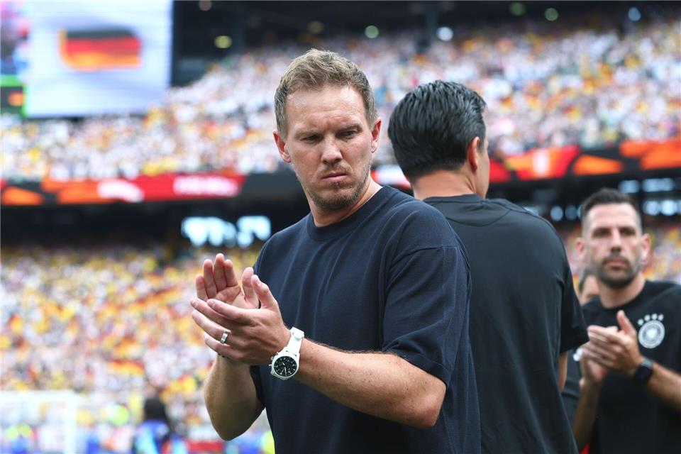 Julian Nagelsmann nach der Hymne vor dem Spiel gegen Ecuador.Jan Woitas/dpa