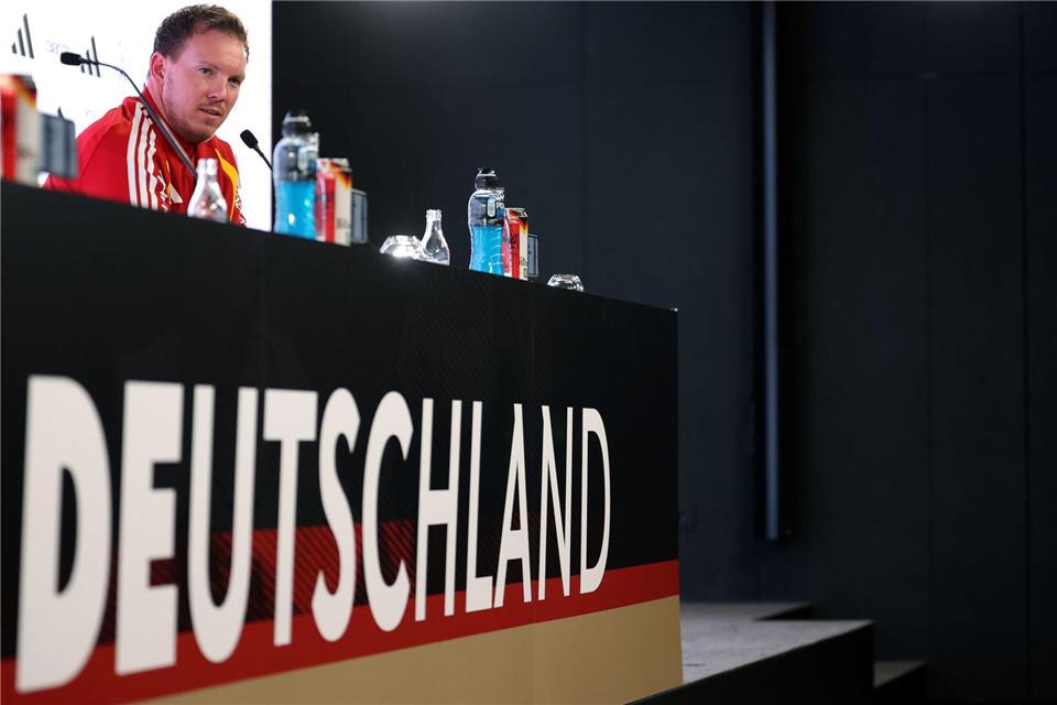 Julian Nagelsmann sitzt auf einem Pk-Podium. (Archivbild) Christian Charisius/dpa
