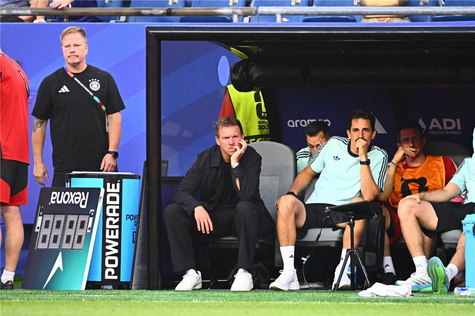 Julian Nagelsmann sitzt nach der Niederlage enttäuscht auf der Trainerbank.Tom Weller/dpa