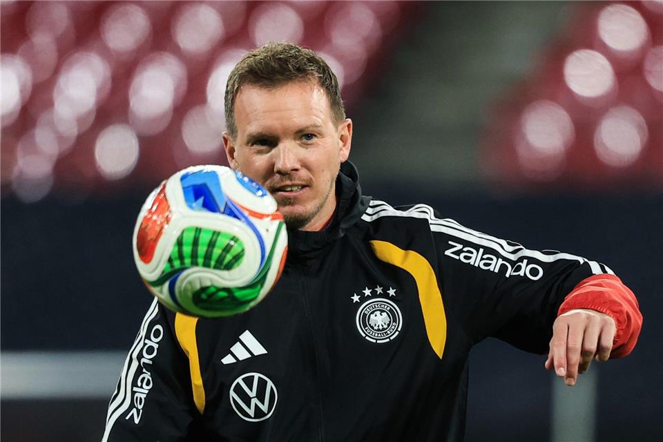 Julian Nagelsmann spielt beim Training den Ball. Jan Woitas/dpa