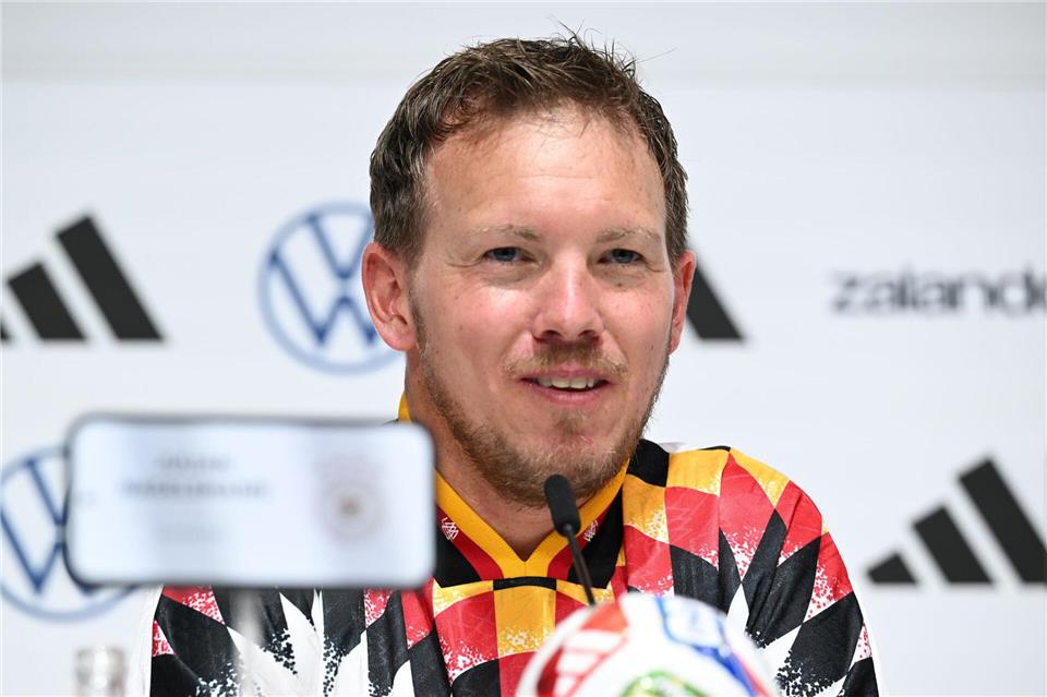 Julian Nagelsmann spricht bei der Pressekonferenz. Federico Gambarini/dpa