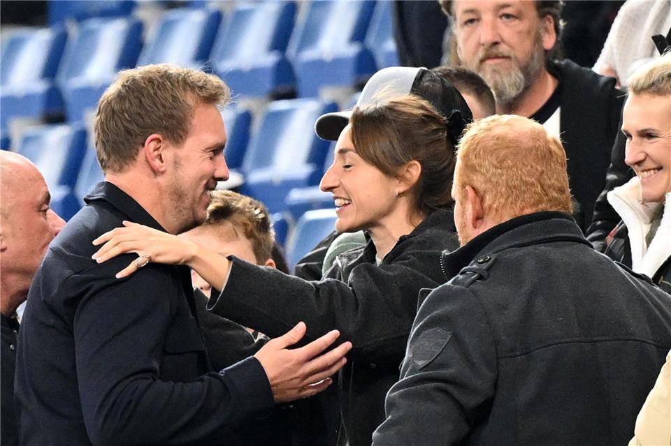 Mit Dreiklang nach Belfast: Gier, Galligkeit und gute Laune Julian Nagelsmann umarmt seine Lebensgefährtin nach dem Sieg gegen Luxemburg. Federico Gambarini/dpa