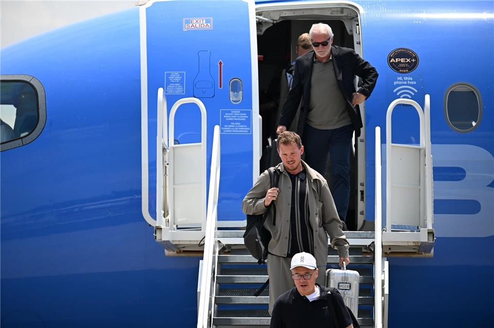 Julian Nagelsmann und Rudi Völler verlassen das Flugzeug in Winston-Salem.Federico Gambarini/dpa