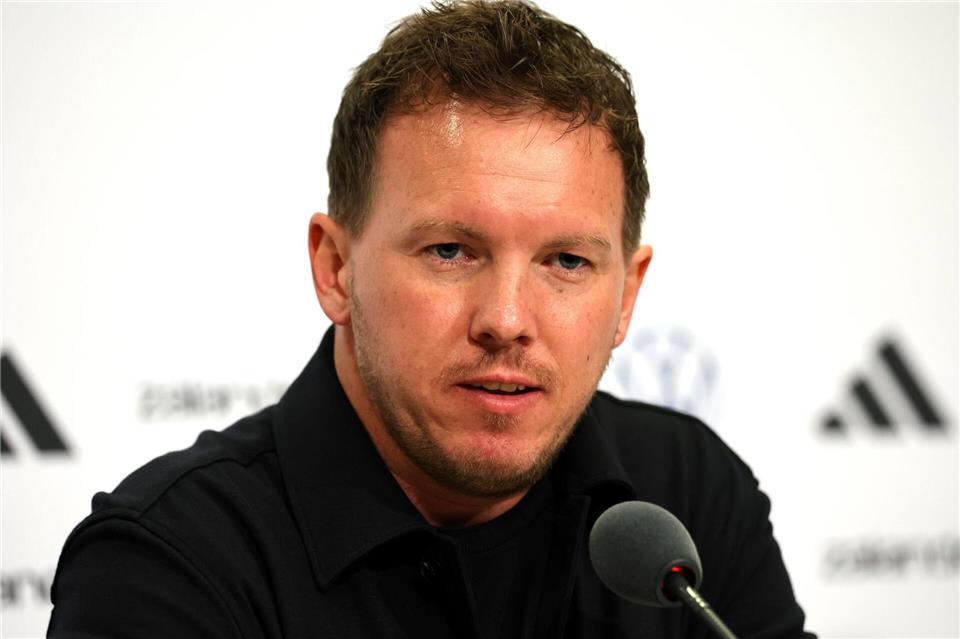 Julian Nagelsmann verrät einige Personalien bei der Pressekonferenz im Stadion.Christian Charisius/dpa