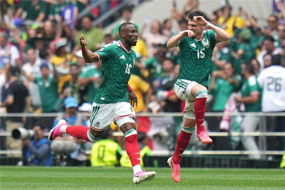 Julian Quinones (l) nach seinem Führungs-Tor.Eduardo Verdugo/AP/dpa