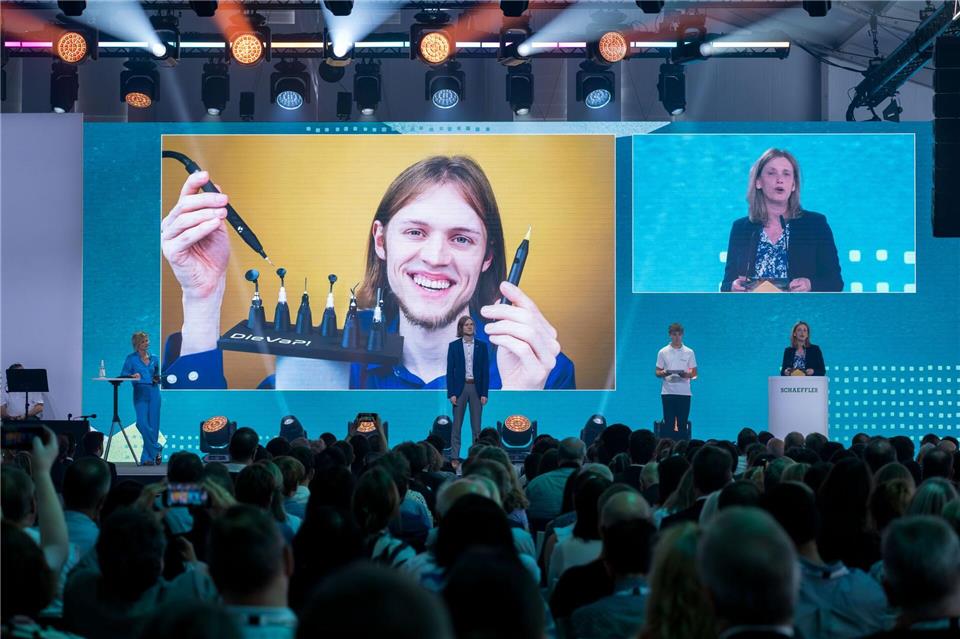 Julian Scharnowski aus Baden-Württemberg erhielt den Bundespreis für die beste interdisziplinäre Arbeit.Pia Bayer/dpa