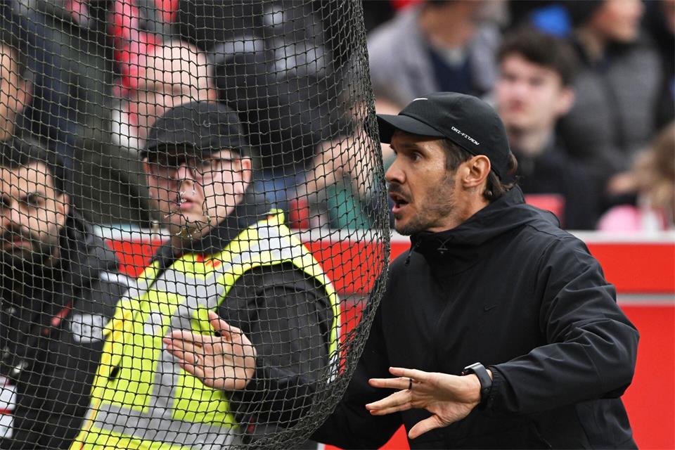 Julian Schuster machte seinem Ärger über den Fan-Protest Luft. Federico Gambarini/dpa