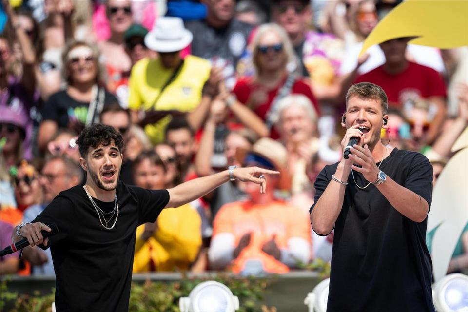 Julian Sommer (r) und Luca-Dante Spadafora und ihr Hit „Wenn ich nüchtern wär“.Hannes P. Albert/dpa
