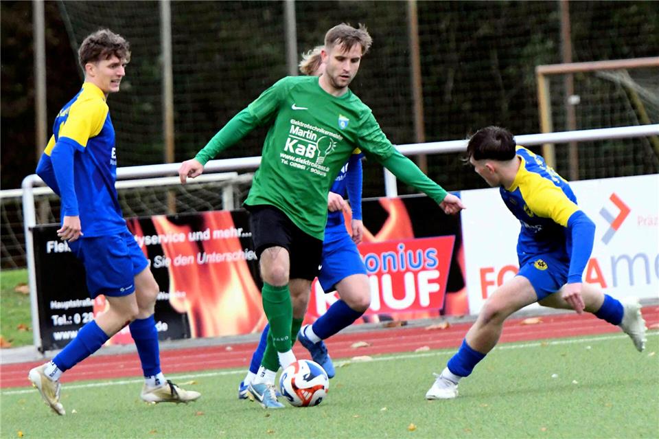 Julian Voigtländer (Mitte) bekommt heute unter Flutlicht mit dem RSV Borken Besuch von der Tabellenspitze. Ramsdorf rückt an.