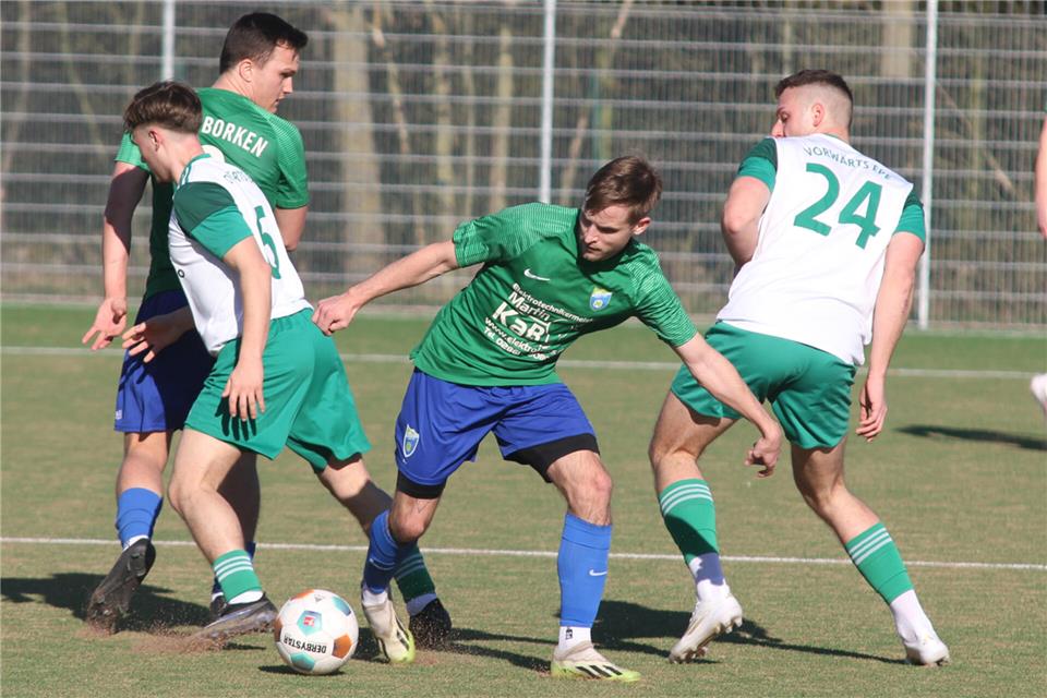 Julian Voigtländer (rechts) erzielte in der Hinrunde zwei Tore für den A-Liga-Dritten RSV Borken.