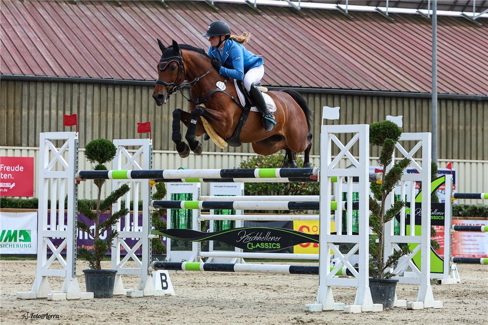 Juliane Rölfing im Sattel von Come and feel O NRW holte sich in Kirchhellen den Sieg im Großen Preis, einem S**-Springen mit Stechen.