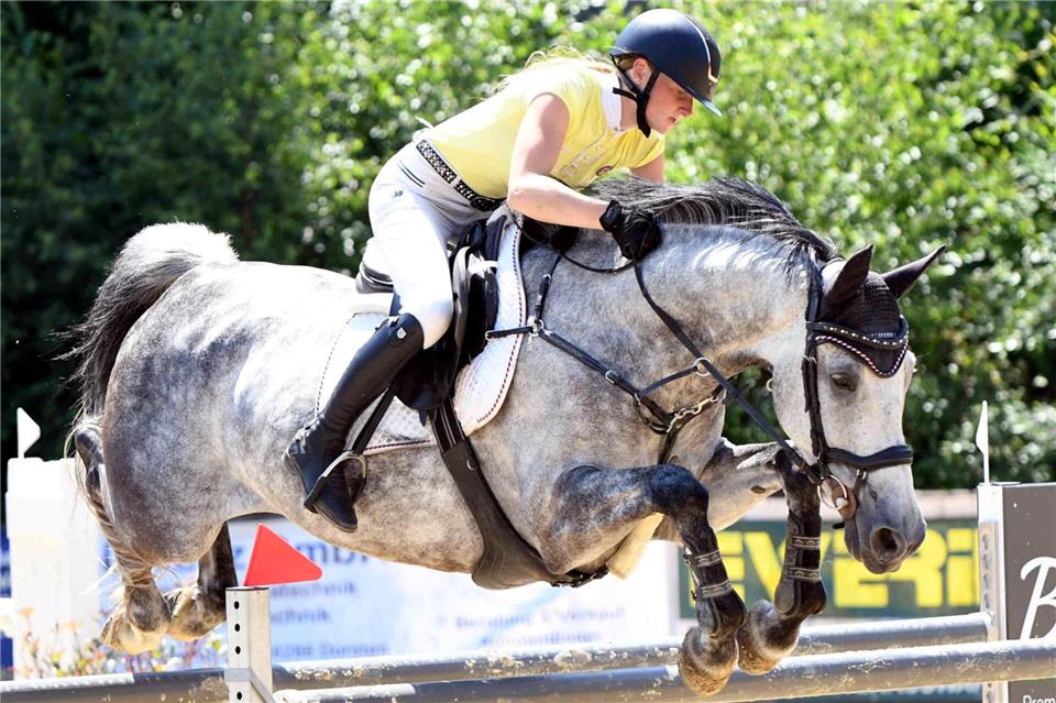 Juliane Rölfing vom Borkener RV Gestüt Forellenhof belegte bei einem zweisternigen S-Springen mit Stechen mit Come and Love O in Südlohn-Oeding Rang fünf.