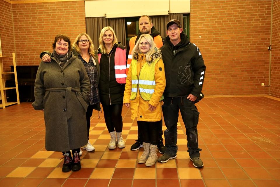 Juliane Stock, Kerstin Barenkau, Anna-Lena Grütering, Marcel Kruse, Svenja und Andreas Booms (v. l.) haben am Donnerstagabend an der stillen Protestaktion am vorerst letzten Öffnungstag des Jugendhauses Erle teilgenommen.Kaschny